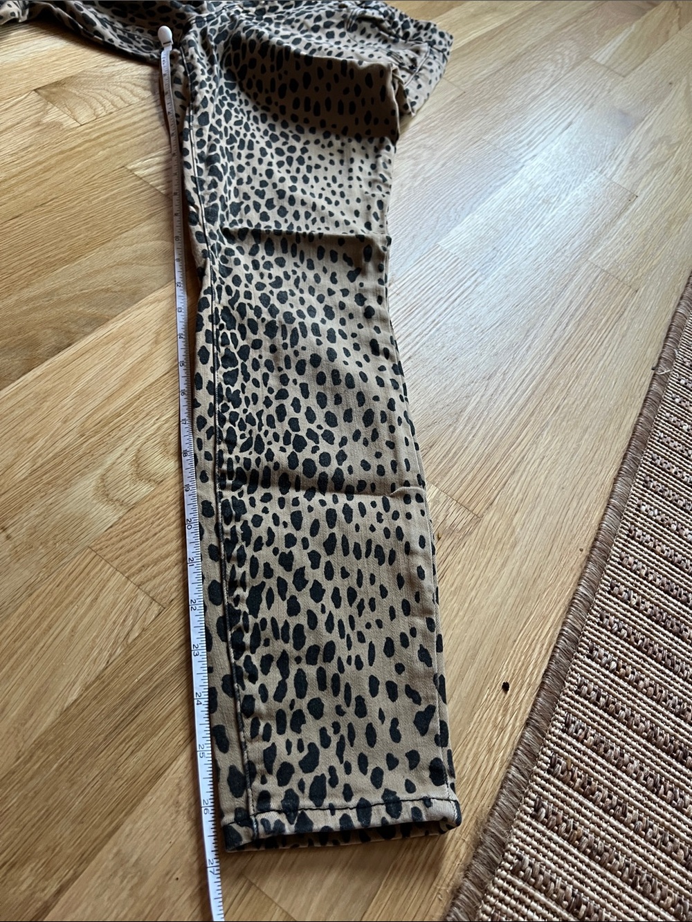 Good American Leopard Print Skinny Jeans in Brown and Black - Picture 7 of 8